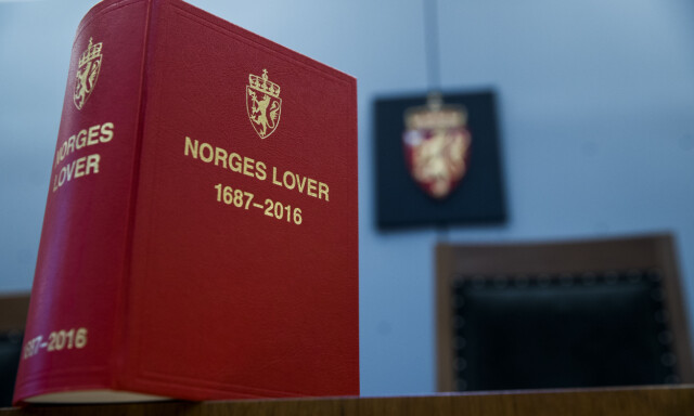 OSLO 20171124.
Oslo Tinghus. Interiør rettssal, Norges lover, riksvåpen.
Foto: Berit Roald / NTB scanpix
